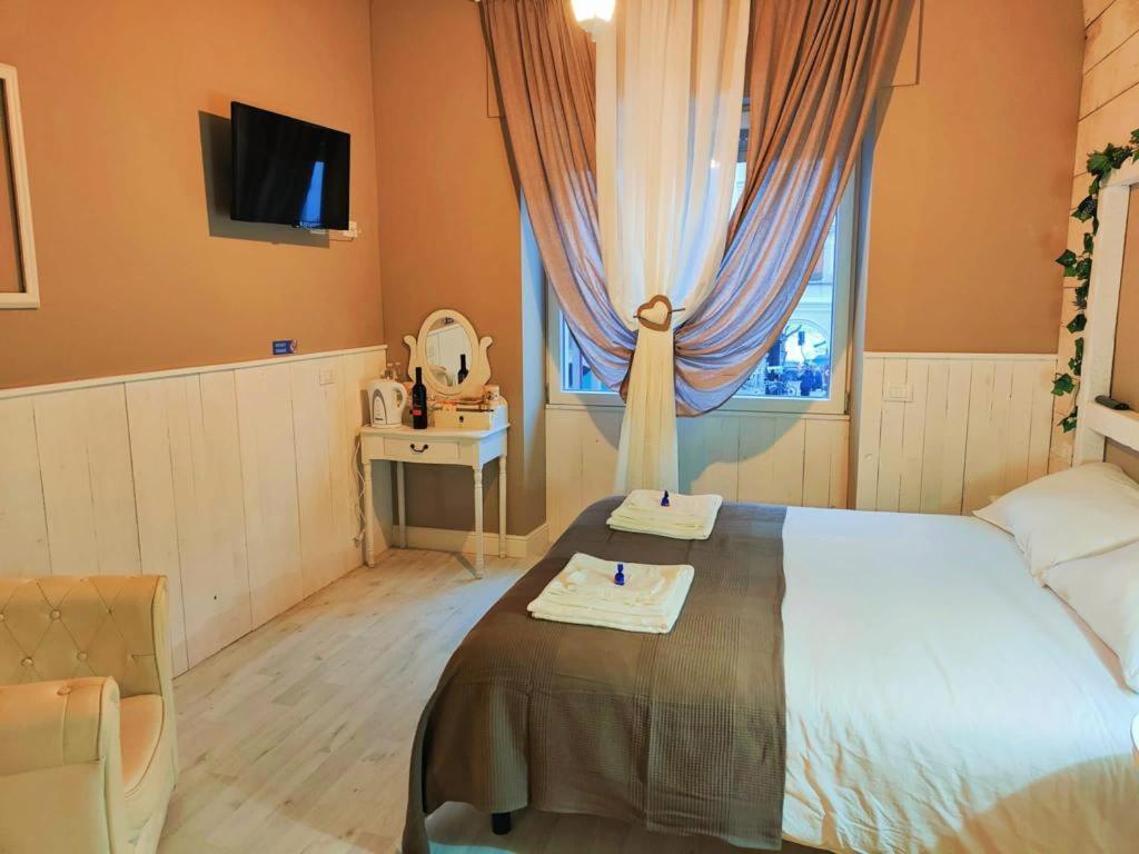 Lecco Lake Room photo